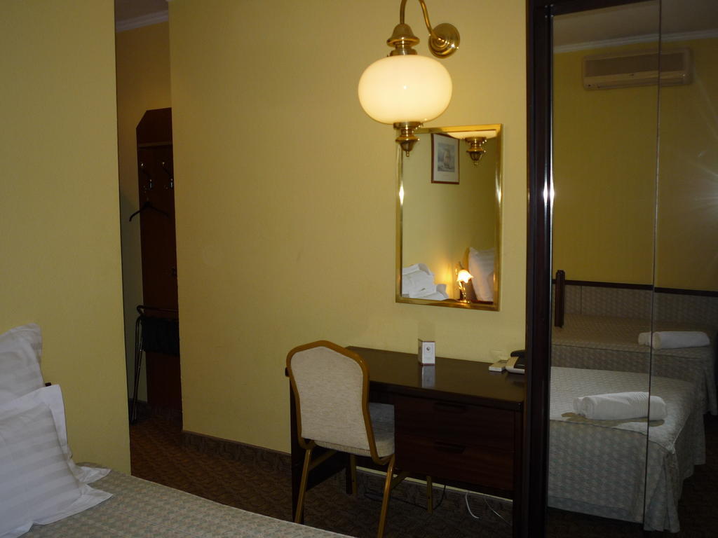Kaloz Fregatt Panzio & Etterem Hotel Tata Exterior photo