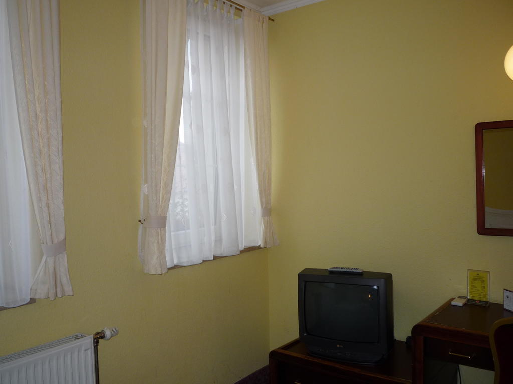 Kaloz Fregatt Panzio & Etterem Hotel Tata Room photo