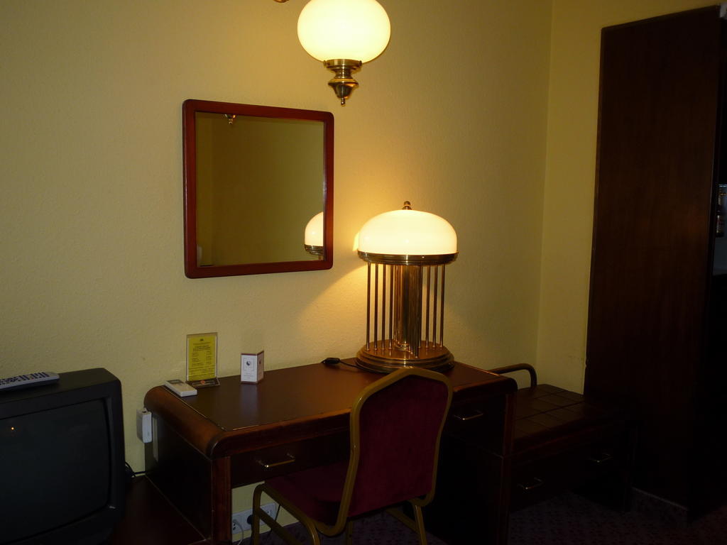 Kaloz Fregatt Panzio & Etterem Hotel Tata Room photo